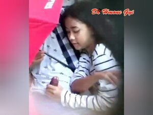 ဘဲကိုစုပ်ပေးနေတဲ့ဆော်