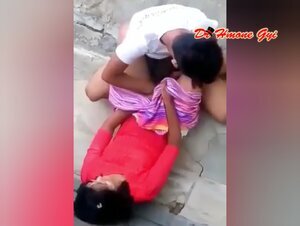 ဆော်အဖုတ်ကိုဖြဲပြီးထည့်နေတာဟ 😳