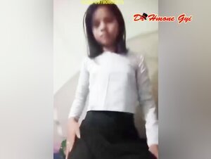 ကျောင်းသူပူစီအငုံးလေးကိုရှယ်ပွတ်ပြတာ