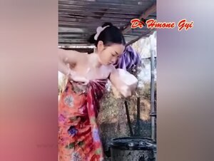 ရေချိုးကိုယ်တိုင်ရိုက်လေးတဖြတ်