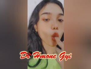 စောထားနှင်းလား???လင်းထွဋ်ဘိုလား???မသဲကွဲဘူး 🤣 ဘယ်သူလဲပြောကြအူးဟ