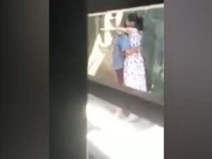 လမ်းကြားထဲမှာခိုးစားချောင်းရိုက်