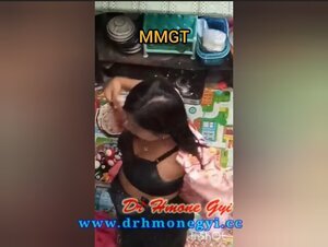 အဝတ်လှဲနေချိန်ခိုးရိုက်ထားတာလေး မြန်မာအောကား